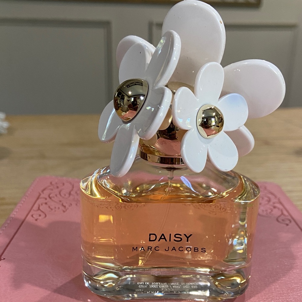 Marc Jacobs Daisy Perfume with Pink and White Floral Cap
